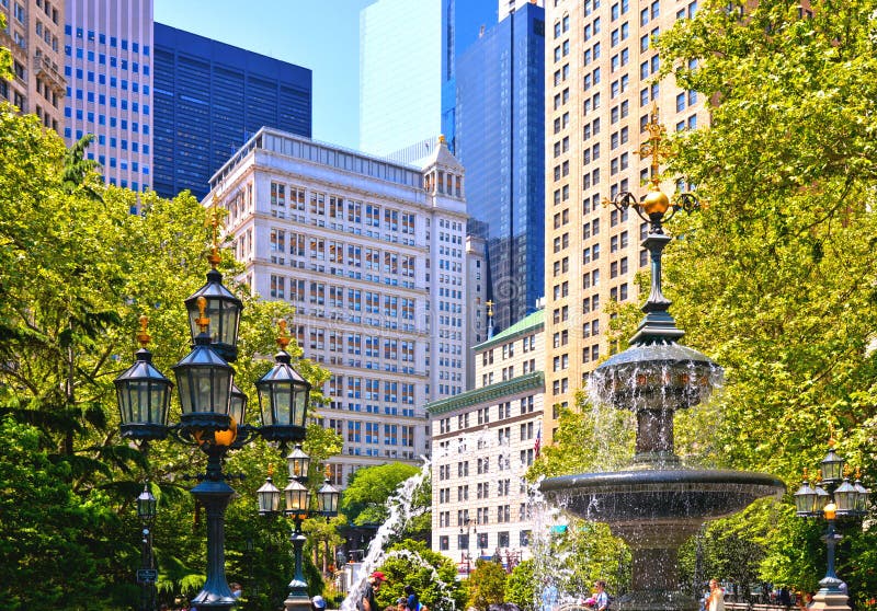 New York vår med gröna sidor och klassisk och modern arkitektur i lägre manhattan finansiellt område med vattenspringbrunnen royaltyfria foton New York vår med gröna sidor och klassisk och modern arkitektur i lägre manhattan finansiellt område med vattenspringbrunnen royaltyfria foton