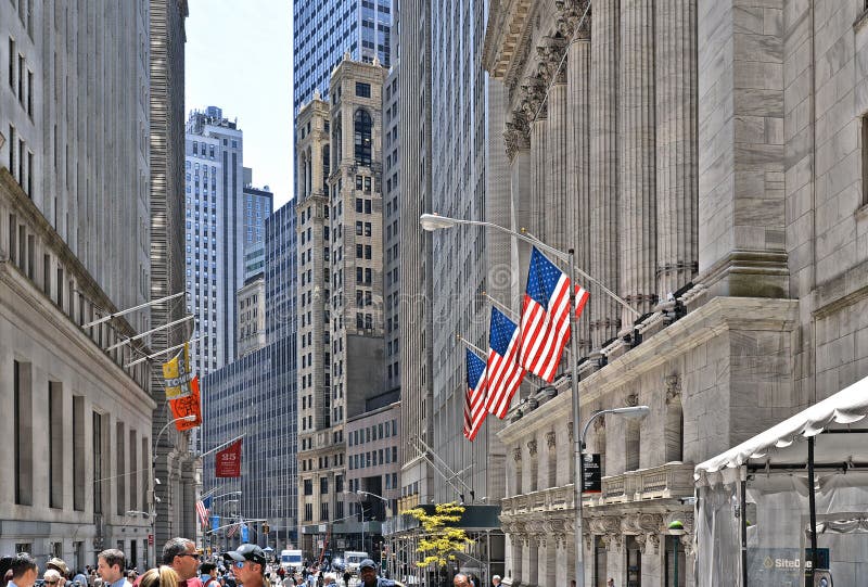 New York Wall Street börs med klassiska kolonner och gamla färgrika flaggor för arkitektur och av Förenta staterna av royaltyfri fotografi New York Wall Street börs med klassiska kolonner och gamla färgrika flaggor för arkitektur och av Förenta staterna av royaltyfri fotografi