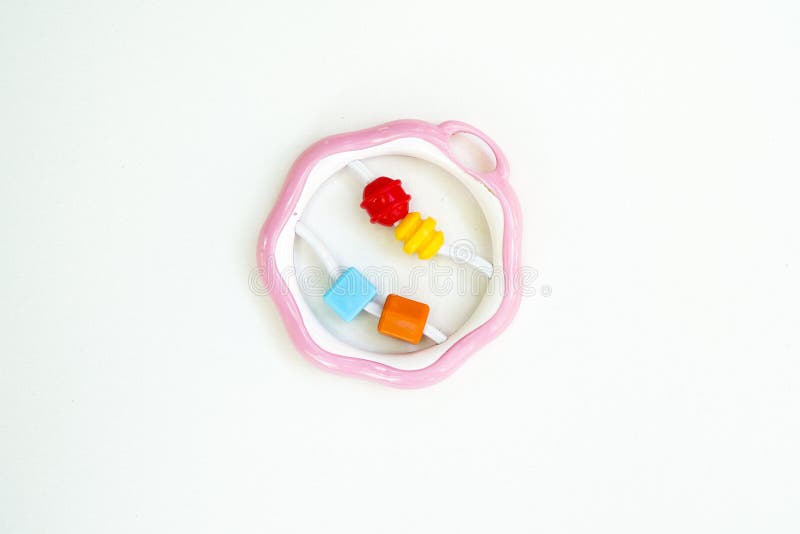 Newbor-Spielzeug Ein buntes Babygeklapper auf einem wei?en horizontalen Hintergrund stockbilder Newbor-Spielzeug Ein buntes Babygeklapper auf einem wei?en horizontalen Hintergrund stockbilder