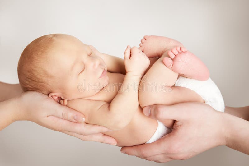 Neonato e del Concetto di Famiglia, Genitori, Coppia, Tenendo Nuovo Nato Bambino in mano, Madre, Padre Tenere Infant Ragazzo.