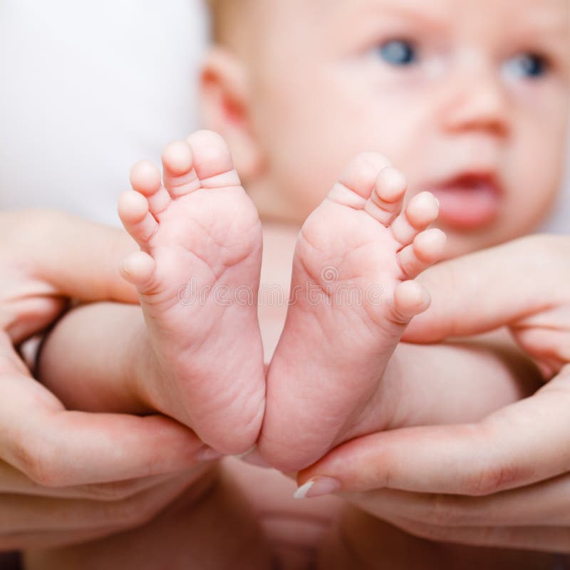 Bebé recién nacido un nino en madres manos.