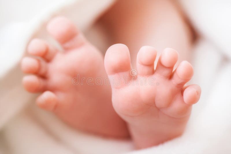 Neonato piedi in un asciugamano.