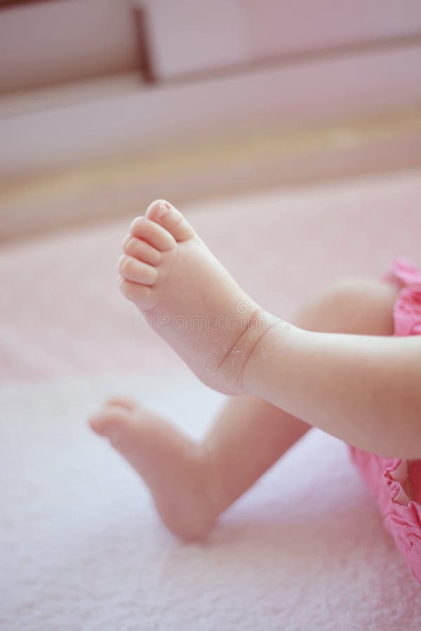 Newborn baby girl feet and toes