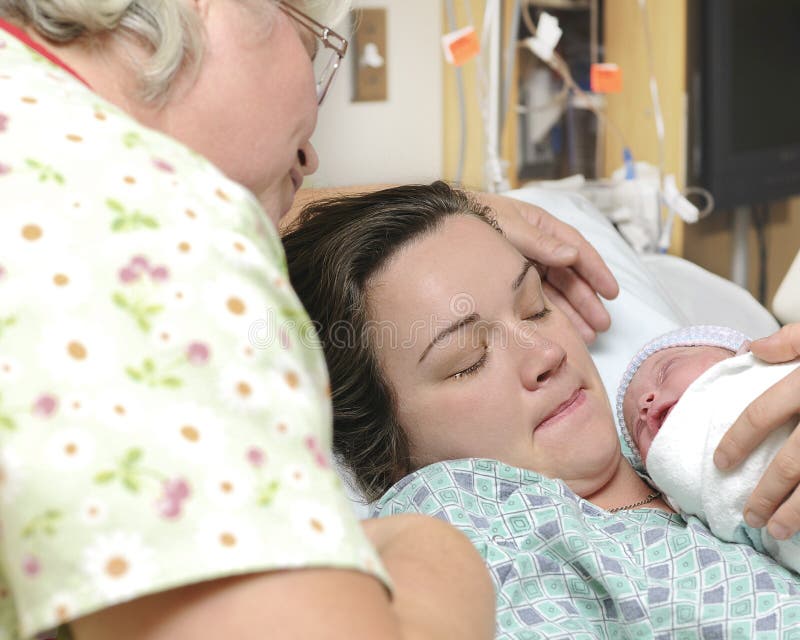 La madre e la nonna, con il neonato subito dopo la consegna.