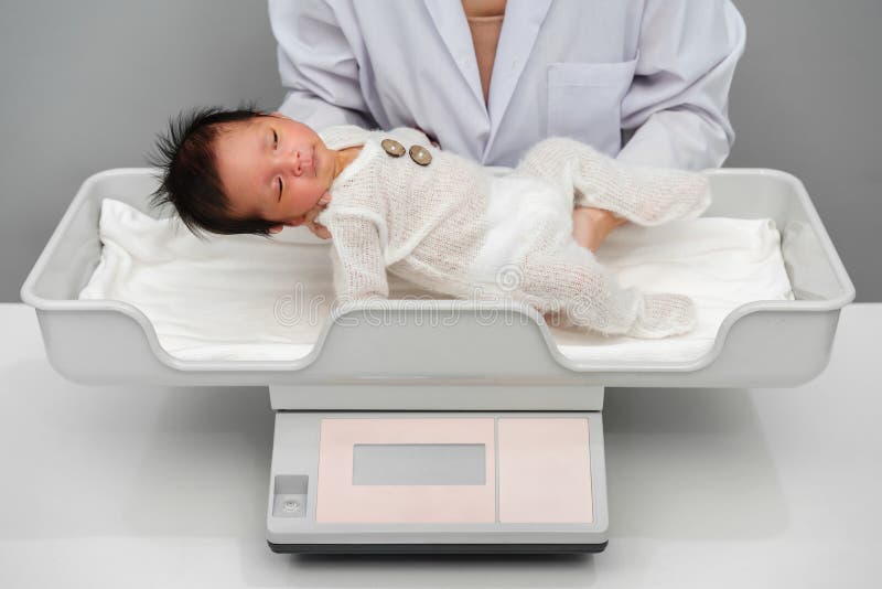 https://thumbs.dreamstime.com/b/newborn-baby-weight-measurement-digital-scales-doctor-hospital-newborn-baby-weight-measurement-digital-scales-266163726.jpg