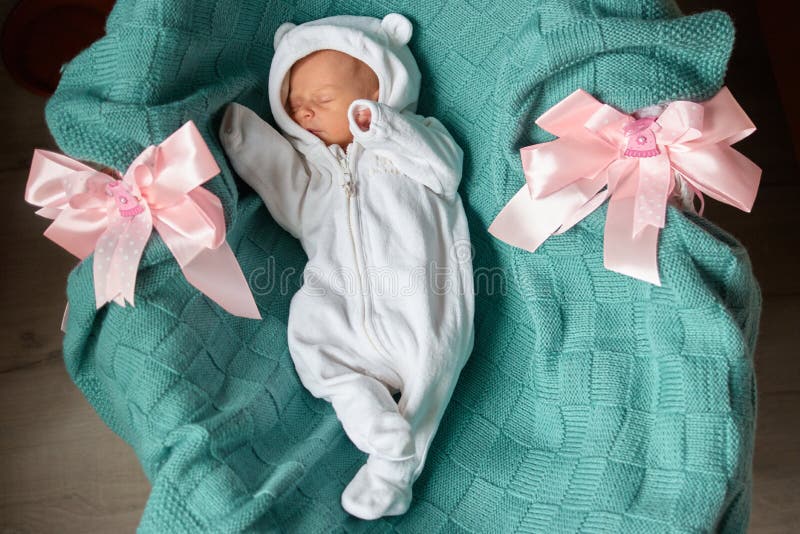 suspensie biologie energie Newborn Sleeping Baby in White Footed Pajama. Stock Image - Image of  daughter, life: 122496425