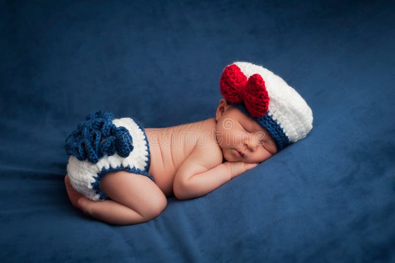 Newborn младенец в костюме девушки матроса стоковые изображения