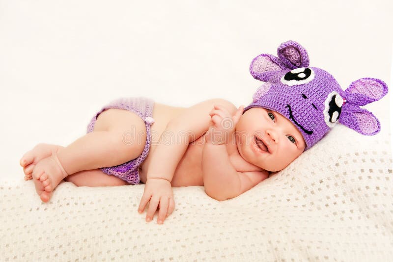 Newborn младенец в крышке связанной пурпуром стоковая фотография