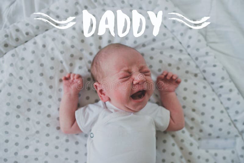 Newborn младенец лежа на кровати, плача День отцов стоковая фотография