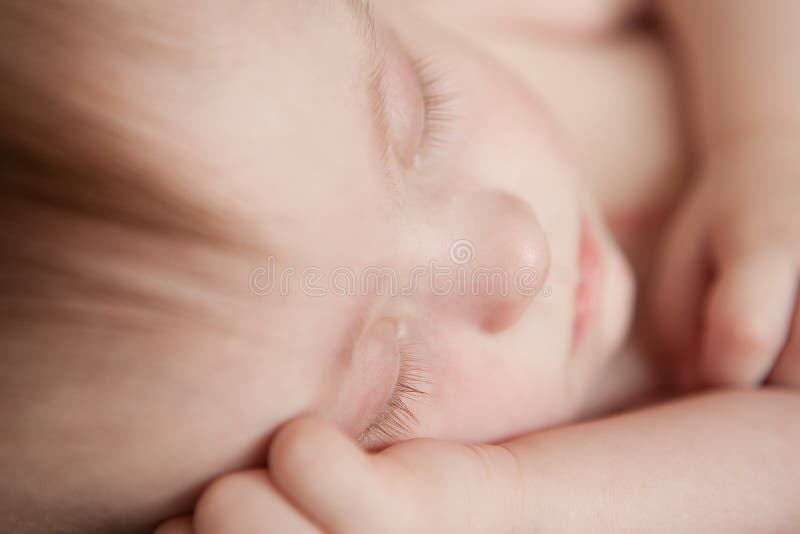 Newborn с спать Синдрома Дауна стоковые изображения rf Newborn с спать Синдрома Дауна стоковые изображения rf