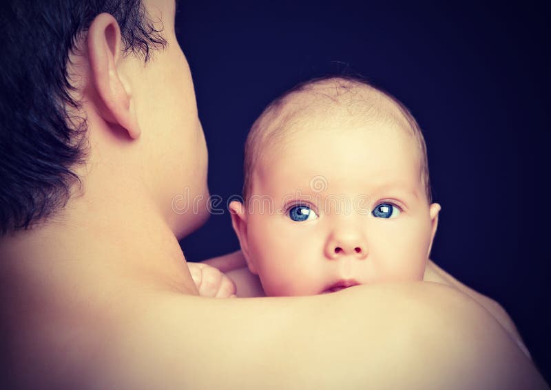 Newborn щели младенца ища плечо отца стоковое изображение