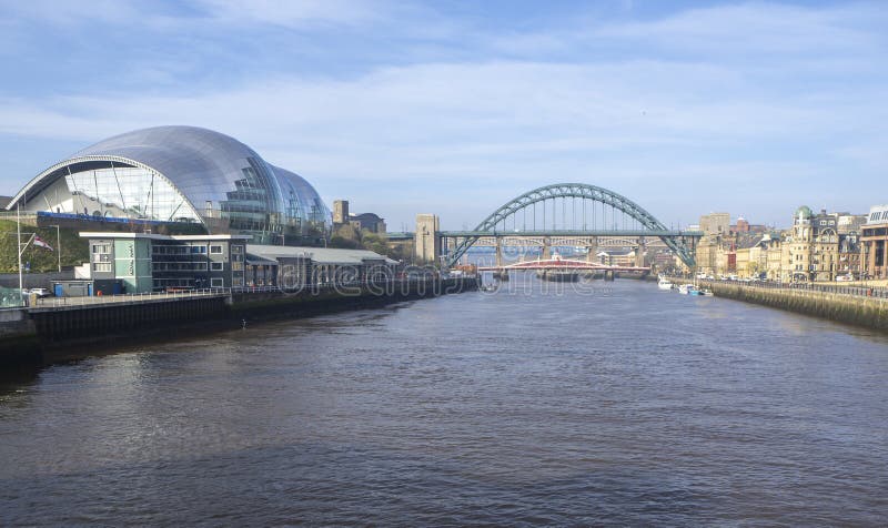 Newcastle em cima de Tyne, Inglaterra, Reino Unido Sage Gateshead, um local de encontro do concerto e igualmente um centro para a imagem de stock royalty free Newcastle em cima de Tyne, Inglaterra, Reino Unido Sage Gateshead, um local de encontro do concerto e igualmente um centro para a imagem de stock royalty free