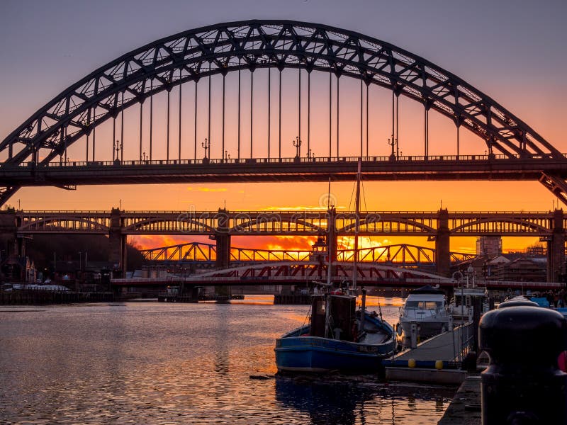 NEWCASTLE OP DE TYNE, DE TYNE EN WEAR/UK - 20 JANUARI: Zonsondergang over stock foto's NEWCASTLE OP DE TYNE, DE TYNE EN WEAR/UK - 20 JANUARI: Zonsondergang over stock foto's