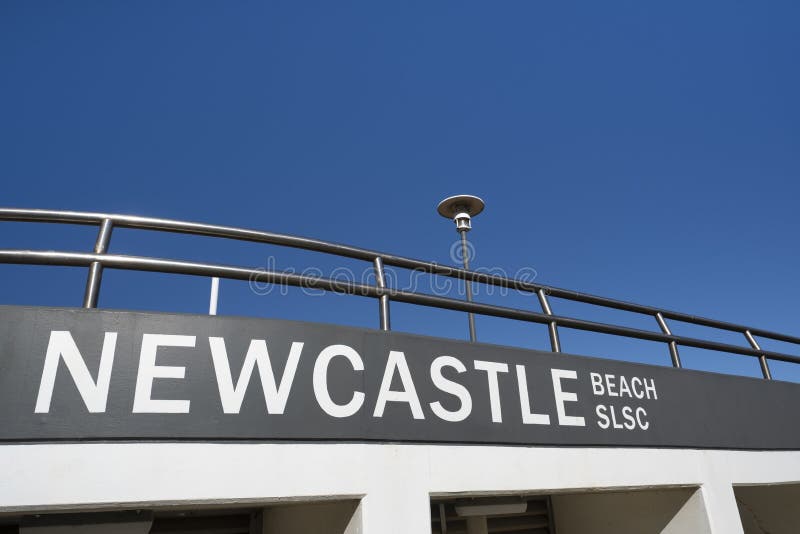 Newcastle plaży kipieli Ratujący życie Świetlicowa powierzchowność zdjęcia stock Newcastle plaży kipieli Ratujący życie Świetlicowa powierzchowność zdjęcia stock