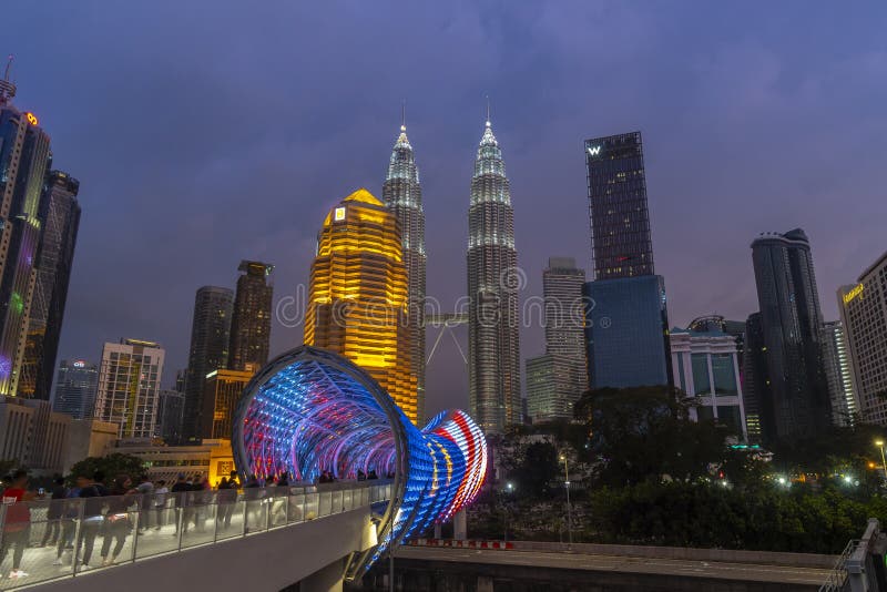 Saloma bridge night