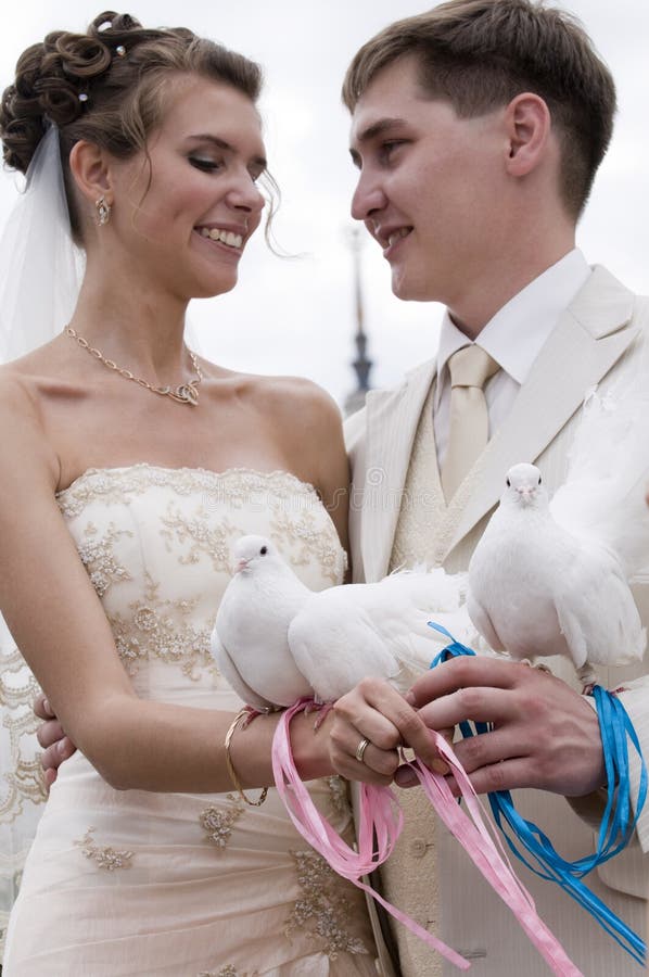 newlyweds giovani fotografia stock libera da diritti newlyweds giovani fotografia stock libera da diritti