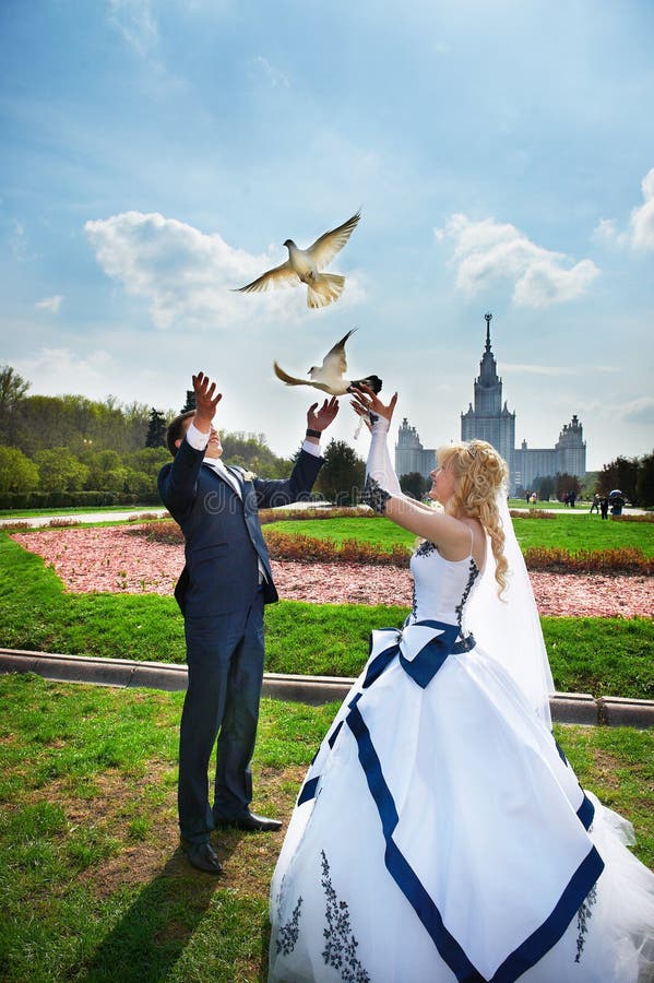 Newlyweds release pigeons