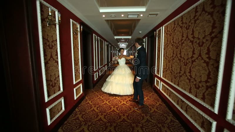 Newlyweds σε ένα ξενοδοχείο απόθεμα βίντεο