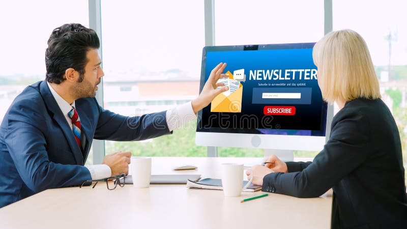 Newsletter-Anmeldeseite auf dem Computer für Kunden, um einen Newsletter zu abonnieren stockbild