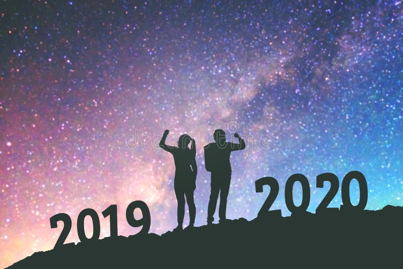 2020 Newyear-het succes van de Paarviering van Gelukkige nieuwe het jaarachtergrond van 2020 op de Melkwegmelkweg royalty-vrije stock foto 2020 Newyear-het succes van de Paarviering van Gelukkige nieuwe het jaarachtergrond van 2020 op de Melkwegmelkweg royalty-vrije stock foto