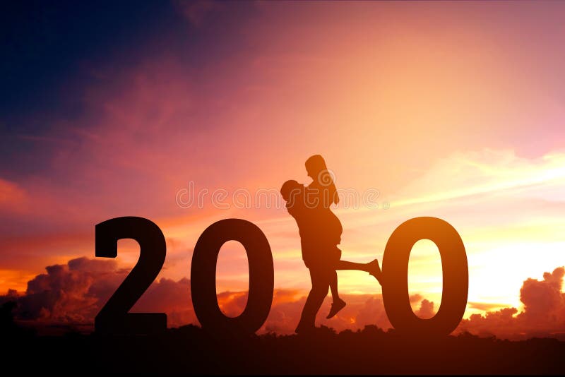 Newyear 2020 silhouettent de jeunes couples heureux pour le concept romantique de nouvelle ann?e images stock Newyear 2020 silhouettent de jeunes couples heureux pour le concept romantique de nouvelle ann?e images stock