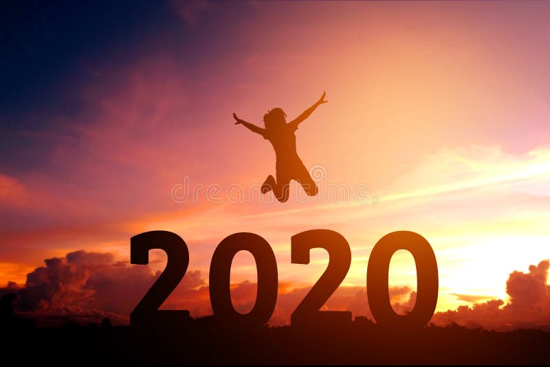 Newyear 2020 silhouettieren die junge Frau, die zum guten Rutsch ins Neue Jahr-Konzept springt lizenzfreies stockbild Newyear 2020 silhouettieren die junge Frau, die zum guten Rutsch ins Neue Jahr-Konzept springt lizenzfreies stockbild
