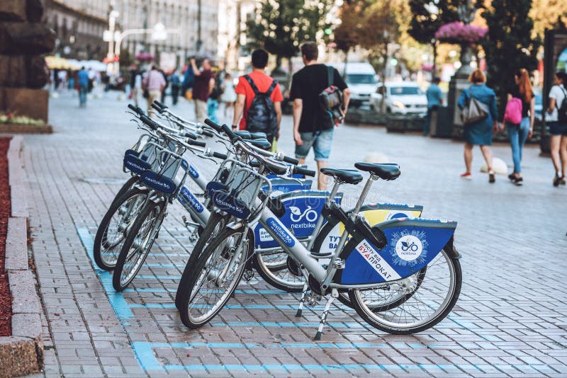 Nextbike酒店在基辅街边停车场提供许多蓝色共享自行车 城市街道自行车租赁服务点 公共交通 免版税库存图片 Nextbike酒店在基辅街边停车场提供许多蓝色共享自行车 城市街道自行车租赁服务点 公共交通 免版税库存图片