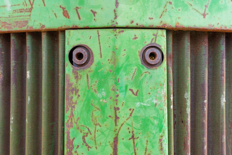 Nez avant de tracteur d'équipement de ferme Photo de fond en métal avec la rouille, le conduit sinueux en métal et la peinture de photo libre de droits Nez avant de tracteur d'équipement de ferme Photo de fond en métal avec la rouille, le conduit sinueux en métal et la peinture de photo libre de droits