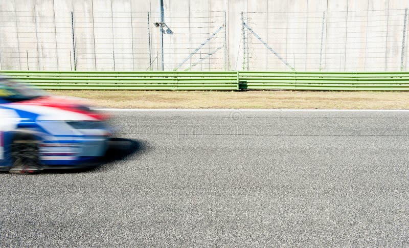 Nez bleu et rouge brouillé de voiture emballant sur la voie image libre de droits Nez bleu et rouge brouillé de voiture emballant sur la voie image libre de droits