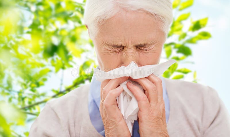 Nez de soufflement supérieur malade de femme à la serviette de papier images stock Nez de soufflement supérieur malade de femme à la serviette de papier images stock