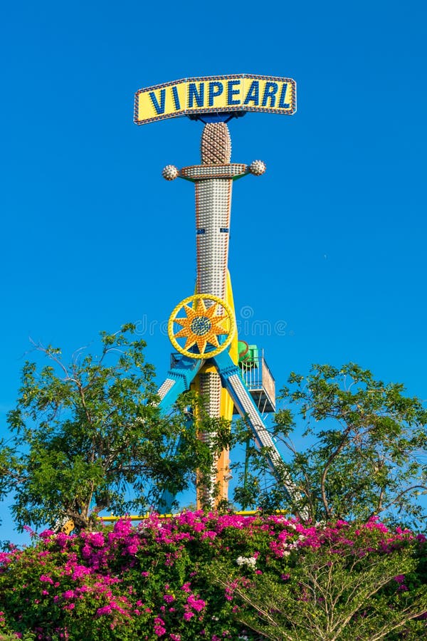 NHA TRANG, VIETNAM - 16. APRIL 2019: Anziehungskraft im Vergnügungspark mit rosa Blumen mit dem klaren Himmel im Hintergrund lizenzfreie stockbilder NHA TRANG, VIETNAM - 16. APRIL 2019: Anziehungskraft im Vergnügungspark mit rosa Blumen mit dem klaren Himmel im Hintergrund lizenzfreie stockbilder