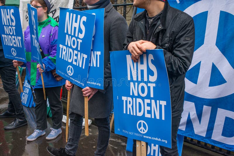 NHS dans la démonstration de crise, à Londres centrale, dans la protestation du sous-provisionnement et la privatisation dans NHS photo libre de droits NHS dans la démonstration de crise, à Londres centrale, dans la protestation du sous-provisionnement et la privatisation dans NHS photo libre de droits
