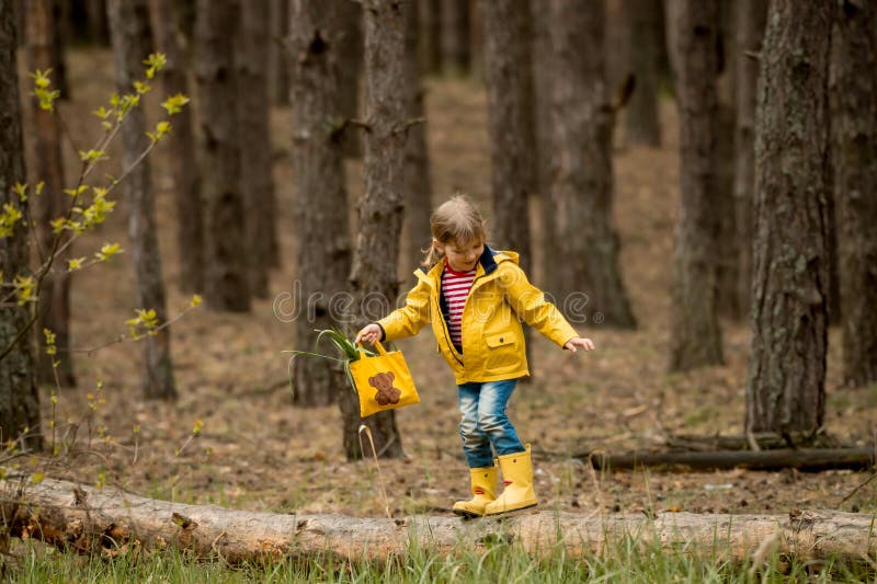 Circulo Incomparable golondrina Niña Adorable Senderismo En El Bosque. Niño Con Abrigo Amarillo Y Botas En  La Naturaleza Hermosa. Renovación Sostenible. Imagen de archivo - Imagen de  familia, septiembre: 213422595