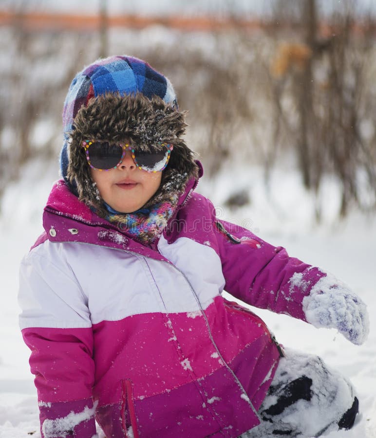 Niña Caucásica En La Ropa Y Las Gafas De Sol Del Invierno Que Juegan En La  Nieve Imagen de archivo - Imagen de vacaciones, alegre: 65350511