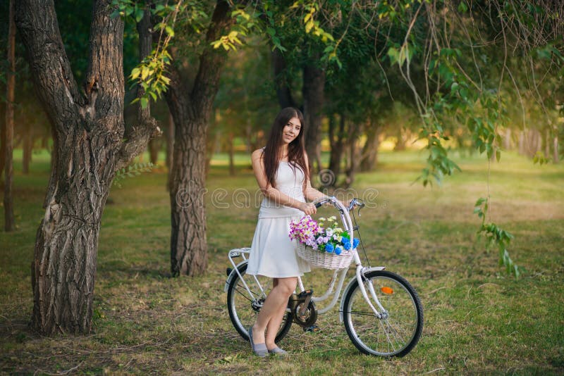 Bicicleta Con Cesta De Flores Bicicleta De Niña En El Centro Comercial Foto  de stock y más banco de imágenes de A la moda - iStock