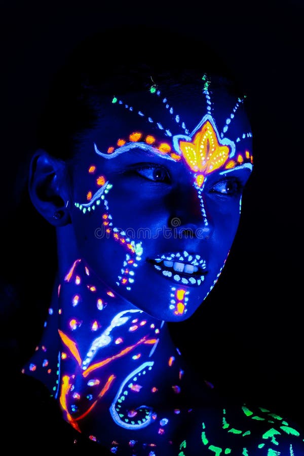Mujer Con Pintura Facial Que Brilla En La Oscuridad · Foto de stock gratuita