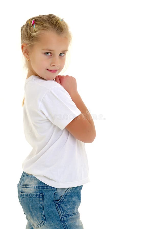 Una Niña Bonita Con Una Camiseta Amarilla Que Lo Muestra Feliz Fotos,  retratos, imágenes y fotografía de archivo libres de derecho. Image 91360019