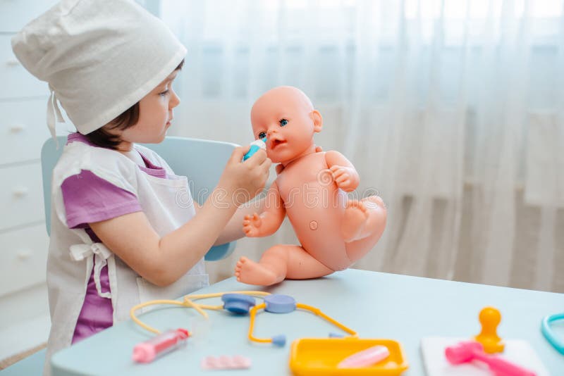 Niña De 3 Años De Edad Preescolar Jugando Al Doctor Con Muñecas. El Niño Hace Un Juguete Para Inyección Imagen de archivo - Imagen de niña, jugando: 157213949
