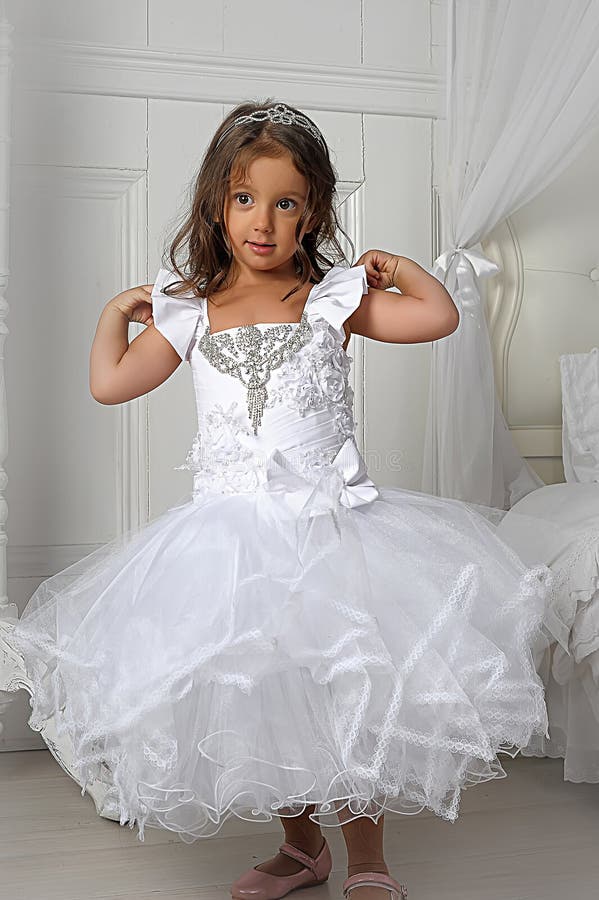 Niña Elegante En El Vestido Y Los Guantes Blancos Imagen de archivo -  Imagen de lindo, retrato: 39050843