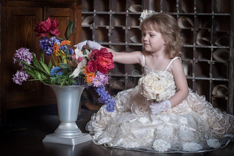 Niña Elegante En El Vestido Y Los Guantes Blancos Imagen de archivo -  Imagen de retrato, belleza: 39050717