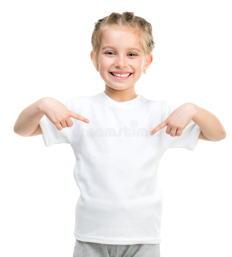 Linda niña sonriente en camiseta negra aislado sobre un fondo blanco.