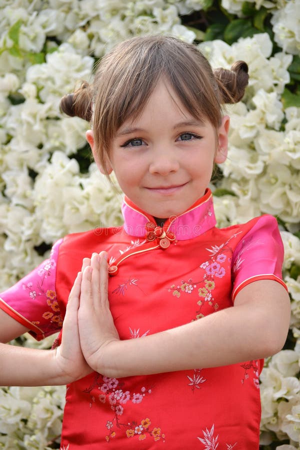 Niña en un vestido japonés foto de archivo. Imagen de suave - 61078692 Niña en un vestido japonés foto de archivo. Imagen de suave - 61078692