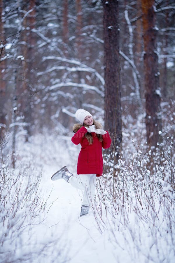 Niña En Chaqueta En La Nieve En Un Parque De Invierno. Esparcimiento De Invierno Helado Y Nevado Para Niños Y Caminantes Foto archivo - Imagen de poco, piel:
