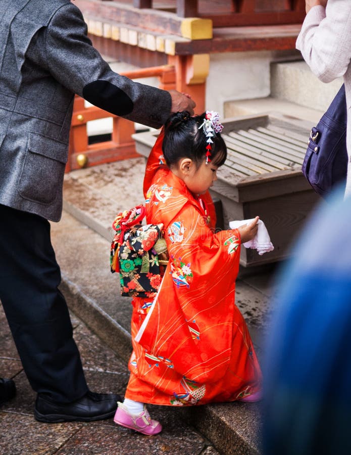 Niña En Vestido Del Kimono En La Capilla Japonesa Imagen editorial - Imagen  de oriente, antiguo: 103064485