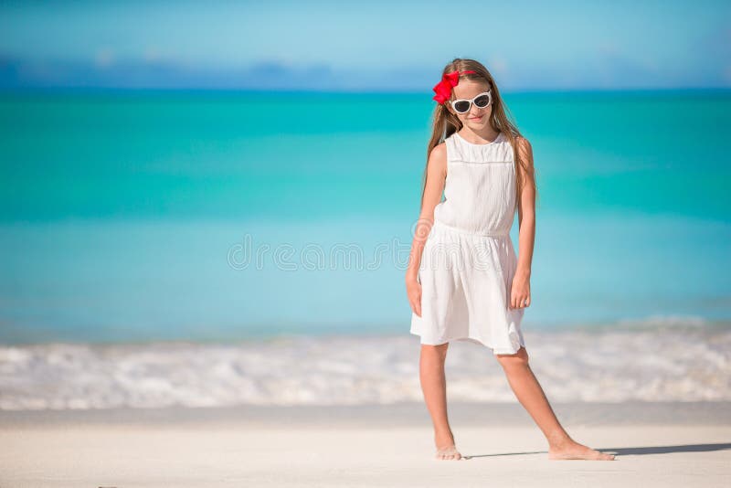 Hermosa En El Vestido Blanco En La Playa Que Se Divierte Imagen de archivo - Imagen de aventura, hermoso: 110605825