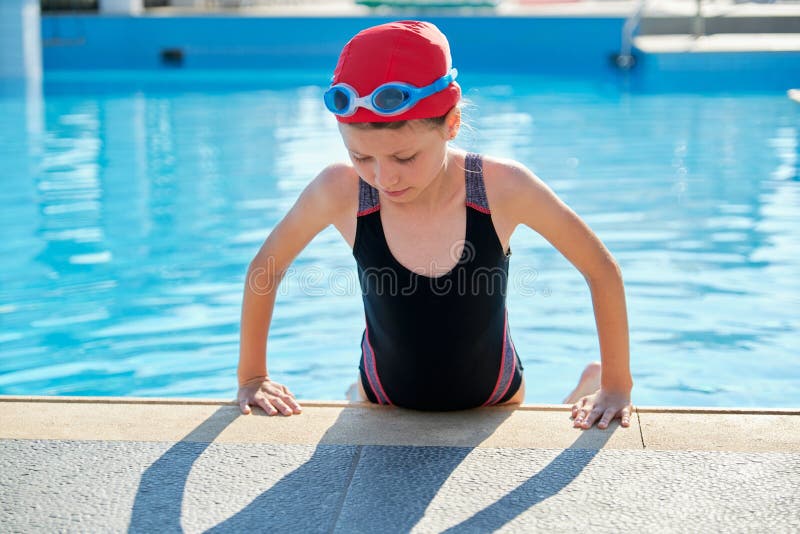 Niña Hermosa En Traje De Baño Gorra De Natación Y Gafas Imagen de archivo -  Imagen de cabrito, sonriente: 174529373