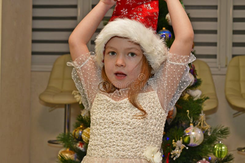 Niña Hermosa En Un Vestido De Fiesta Cerca Del árbol De Navidad Para  Navidad De Año Nuevo. Imagen de archivo - Imagen de alineada, hija:  218653555
