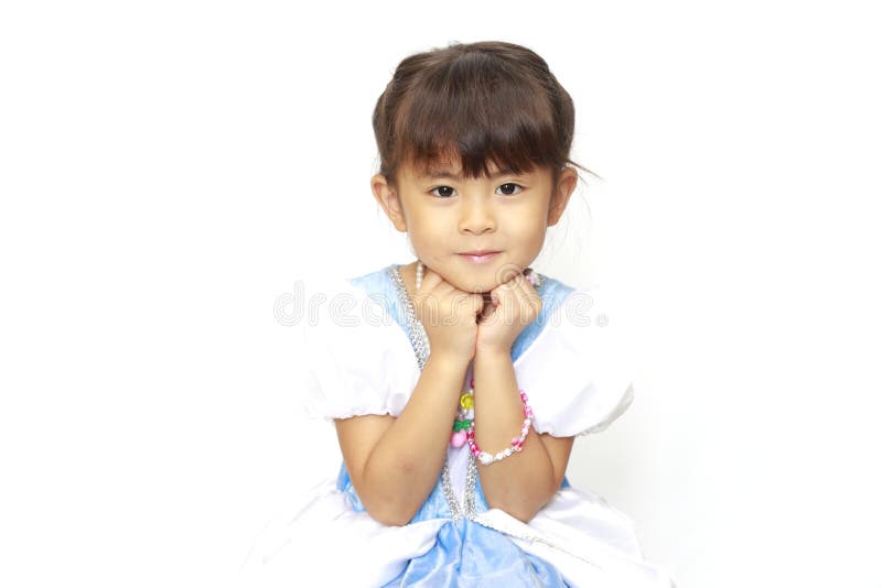 Niña Japonesa Con Un Vestido Que Descansa En Sus Manos Foto de archivo - Imagen de cabrito, humano: 164386048 Niña Japonesa Con Un Vestido Que Descansa En Sus Manos Foto de archivo - Imagen de cabrito, humano: 164386048