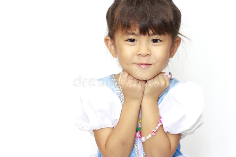 Niña Japonesa Con Un Vestido Que Descansa En Sus Manos Imagen de archivo -  Imagen de kindergarten, infante: 164386159