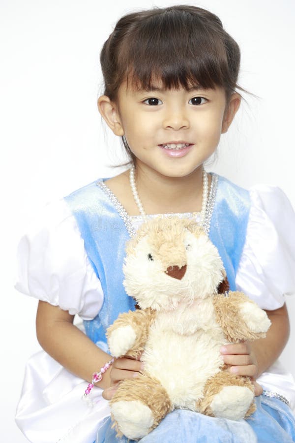 Niña Japonesa Con Un Vestido Que Sostiene Un Conejo Relleno Foto de archivo - Imagen de juguete, princesa: 161686520 Niña Japonesa Con Un Vestido Que Sostiene Un Conejo Relleno Foto de archivo - Imagen de juguete, princesa: 161686520